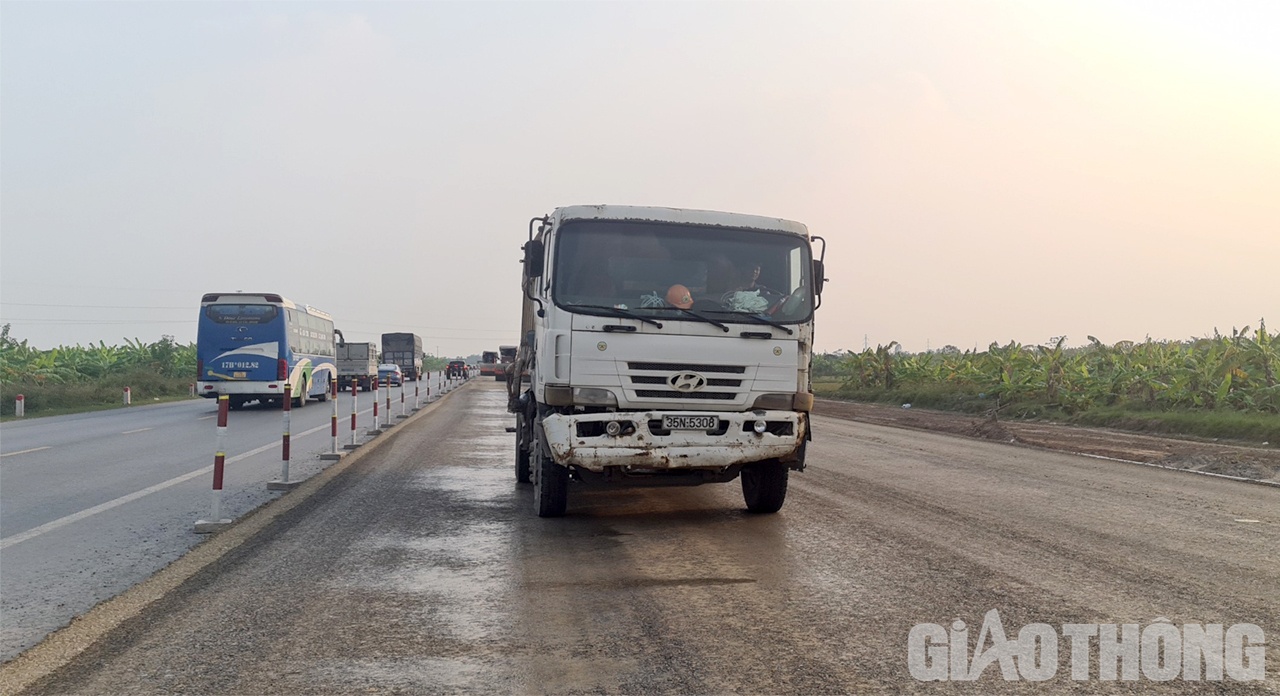 Ngày 8/11, trong quá trình di chuyển trên tuyến đường nối cao tốc Pháp Vân – Cầu Giẽ với cao tốc Hà Nội - Hải Phòng (đường nối 2 cao tốc), PV đã nhiều lần bắt gặp các xe cũ nát của Doanh nghiệp Tư nhân Xuân Trường (nhà thầu thi công dự án) di chuyển trên đường và trên công trường. (Ảnh chụp tại Km16+200).