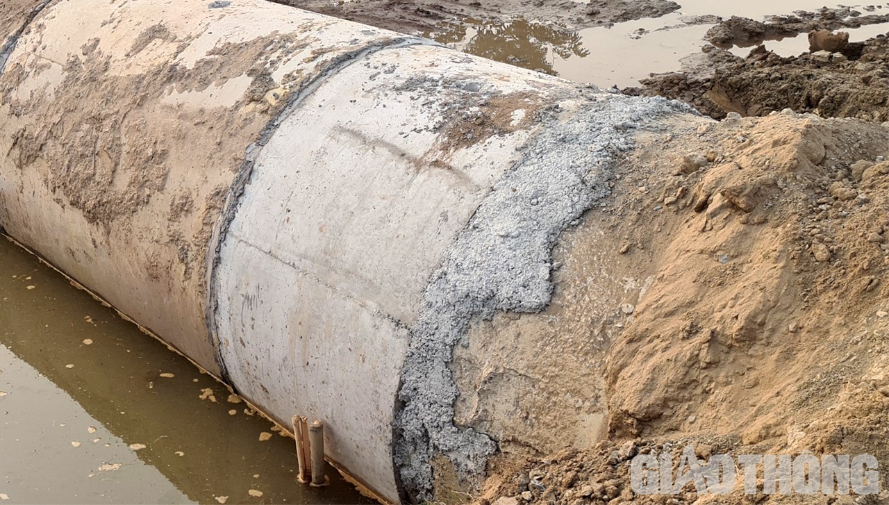 Tại vị trí thi công cống tròn ngang đường ở đoạn km20, những khẩu cống sứt mẻ được chít, phủ qua loa bằng bê tông hạt to...
