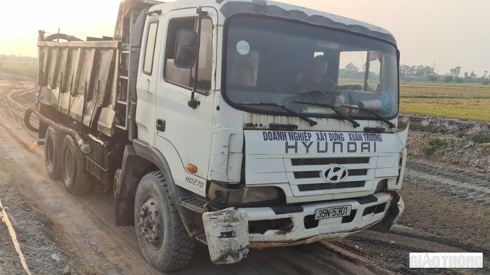 Đi dọc theo đoạn thi công của nhà thầu Xuân Trường, PV ghi nhận 3 xe trong tình trạng hết kiểm định từ lâu, gồm: Xe 35N-9076 hết hạn đăng kiểm ngày 01/10/2019; Xe 35N-5308 không còn dữ liệu đăng kiểm, lần nộp phí đường bộ cuối cùng vào tháng 6/2016; Xe 35N-5301 không còn dữ liệu đăng kiểm, lần nộp phí đường bộ cuối cùng vào tháng 8/2014.