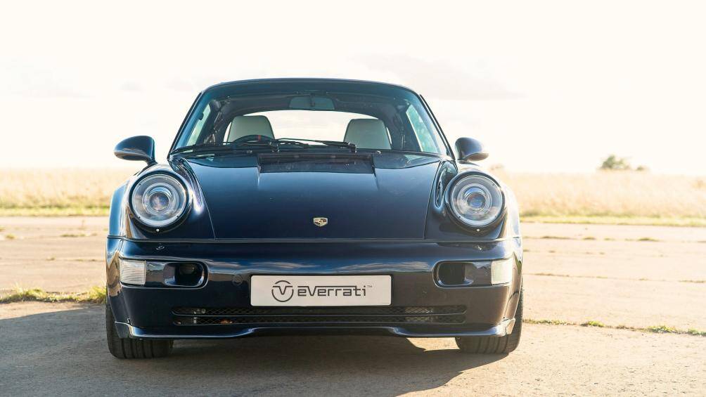 Everrati Porsche 964 Cabriolet vẫn giữ nguyên vẻ ngoài cổ điển với những sửa đổi tinh tế ở bên ngoài và bên trong khoang nội thất của xe