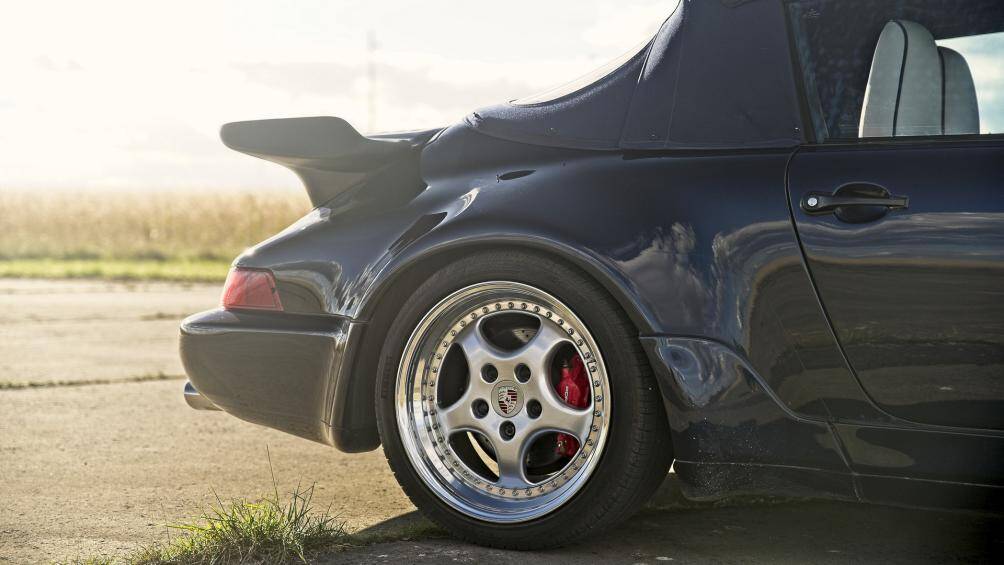 Điều thú vị là chủ sở hữu có thể hoàn nguyên 964 về thông số kỹ thuật ban đầu, bảo toàn giá trị của nó trên thị trường xe cổ