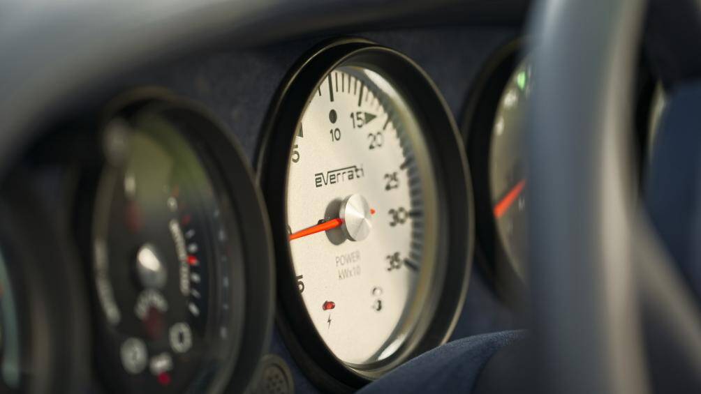 Giá 964 Coupe chạy điện dao động từ 260.000 - 325.000 USD chưa bao gồm chi phí cho xe nguyên bản