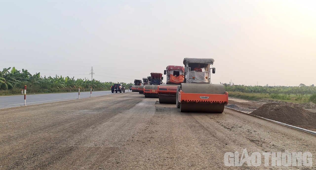 Liên quan đến những phản ánh trên, ông Hoàng Hải Bình, Giám đốc Ban QLDA Công trình giao thông, Sở GTVT Hưng Yên cho biết, sẽ cho kiểm tra và chấn chỉnh ngay.