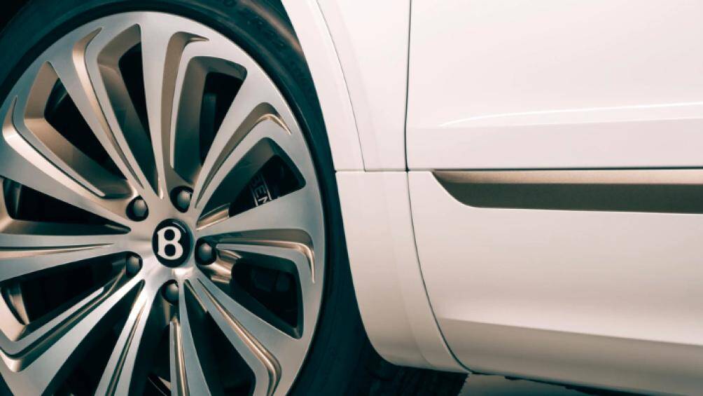 Ngoại thất của phiên bản này thu hút nhờ bộ la-zăng 10 chấu 22 inch, bọc bên ngoài là bộ lốp 285/40 cùng 6 tùy chọn màu sơn