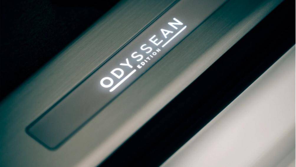 Ngoài ra còn ở các vị trí khác như bệ bước cửa cũng có huy hiệu phát sáng