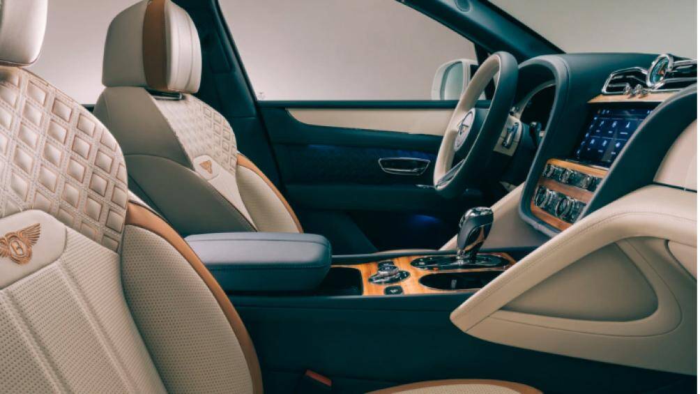 Về nội thất, Bentayga Odyssean sở hữu khu vực cabin phối 3 tone màu, gồm các chất liệu da mềm, len và gỗ