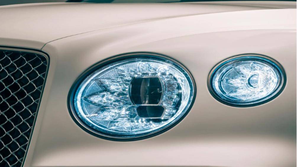 Xe sở hữu khối động cơ 3.0L V6, sản sinh công suất 449 mã lực và mô-men xoắn 700 Nm. Bộ pin 17,3 kWh cho phép xe chạy thuần điện với phạm vi 40 km