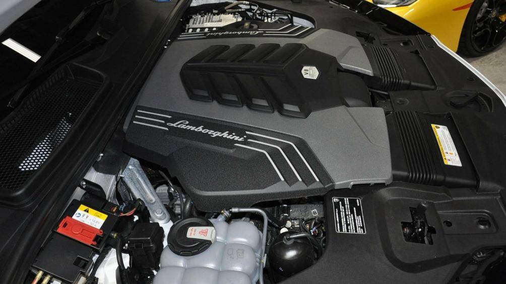 Chiếc SUV vẫn giữ nguyên động cơ V8 4.0 lít tăng áp kép, sản sinh mức công suất lên tới 657 mã lực