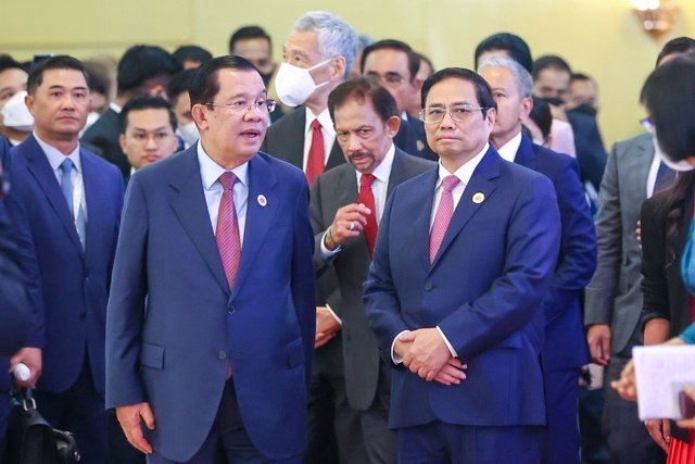 Sáng 11/11, Hội nghị Cấp cao ASEAN lần thứ 40, 41 đã chính thức khai mạc tại Thủ đô Phnom Penh của Campuchia. 
Hội nghị có sự tham dự của Lãnh đạo các nước ASEAN, Tổng Thư ký ASEAN và nhiều đại diện đối tác, tổ chức quốc tế. Thủ tướng Chính phủ Phạm Minh Chính dẫn đầu đoàn đại biểu Việt Nam tham dự lễ khai mạc. Ảnh: VGP/Nhật Bắc