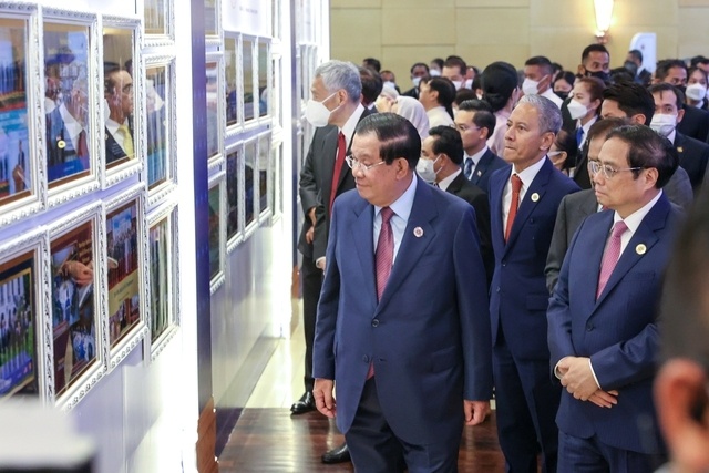 Hội nghị Cấp cao ASEAN lần thứ 40, 41 và các Hội nghị Cấp cao liên quan là dịp để các nước cùng nhìn lại và quyết tâm phấn đấu cho một tương lai đoàn kết, tự cường, bao trùm và dựa trên luật lệ. Nhiều Tuyên bố quan trọng sẽ được thông qua như Tuyên bố kỷ niệm 55 năm thành lập ASEAN, Tuyên bố ASEAN Hành động: Cùng ứng phó thách thức và Tuyên bố Nghị sự kết nối ASEAN sau năm 2025, là những định hướng chính sách để thúc đẩy hợp tác kinh tế, phát triển đồng đều, kết nối xuyên suốt và duy trì vai trò trung tâm của ASEAN trong cấu trúc khu vực. Ảnh: VGP/Nhật Bắc