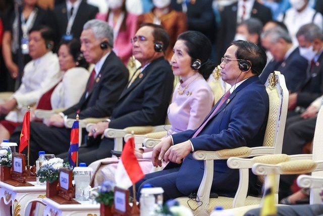 Trải qua ba năm dịch bệnh Covid-19, với tinh thần đoàn kết và nỗ lực bền bỉ của từng nước thành viên và cả gia đình ASEAN, có thể nói ASEAN đã thành công vượt qua dịch bệnh, nối lại các hoạt động kinh tế, đặc biệt tốc độ tăng trưởng kinh tế của khu vực được dự báo đạt 5,3% và 4,9% trong năm 2022 và 2023 là mức tăng khả quan so với thế giới. Ảnh: VGP/Nhật Bắc