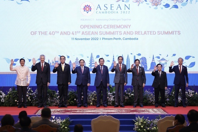 Cùng với những thành quả đạt được, Thủ tướng Hun Sen nhấn mạnh cần nhận thức rõ ASEAN và khu vực đang đối mặt với rất nhiều khó khăn, thách thức, đặt ra yêu cầu cấp thiết cần có cách tiếp cận tổng thể, tầm nhìn, định hướng và chính sách đúng đắn. Đó cũng chính là tinh thần cốt lõi của chủ đề năm 2022 "Cùng ứng phó thách thức". Trong bối cảnh đó, ASEAN cần dành ưu tiên cao nhất cho duy trì đoàn kết, thống nhất và vai trò trung tâm để cùng nhau vượt qua thách thức, xây dựng cộng đồng tự cường cho tất cả người dân. Hướng tới tương lai, ASEAN cần phát huy mạnh mẽ những giá trị đã làm nên thành công của ASEAN trong suốt hơn 5 thập kỷ qua. Đó là kết quả của sự nỗ lực và bền bỉ phấn đấu mà tất cả chúng ta cần trân trọng giữ gìn để ghi tiếp những dấu ấn thành công trong chặng đường tiếp theo. Ảnh: VGP/Nhật Bắc