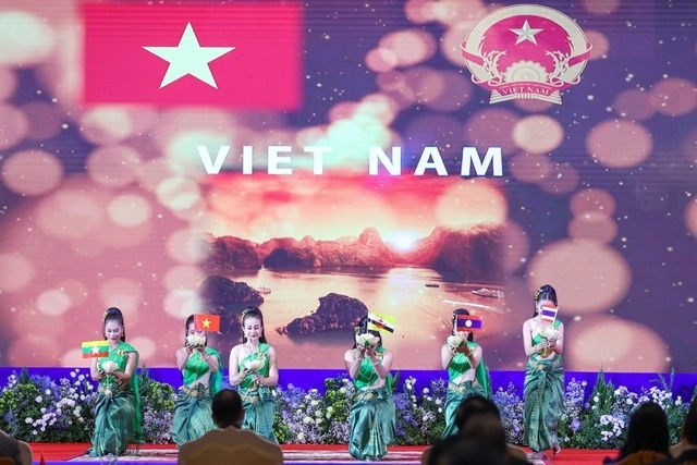 Lễ khai mạc được tổ chức trọng thể với sự tham dự của Lãnh đạo các nước ASEAN, đối tác và đại diện nhiều tổ chức quốc tế. Lễ khai mạc thể hiện đậm đà bản sắc ASEAN thông qua các tiết mục văn nghệ truyền thống mang dấu ấn văn hóa của các nước thành viên.
Ngay sau phiên khai mạc, Lãnh đạo các nước ASEAN tham dự phiên họp toàn thể Hội nghị Cấp cao ASEAN lần thứ 40 và phiên họp hẹp Hội nghị Cấp cao ASEAN lần thứ 41. Ảnh: VGP/Nhật Bắc