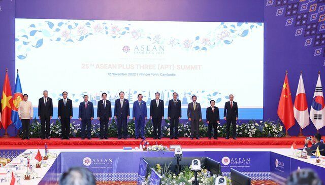 Nhấn mạnh xây dựng và thực hiện Hiệp định Đối tác Kinh tế Toàn diện Khu vực (RCEP) đã mang lại hiệu quả thiết thực cho ASEAN+3, Thủ tướng khẳng định, cần làm sâu sắc hiệu quả hơn Hiệp định này và nhất trí thành lập Ban Thư ký RCEP, đồng thời đề nghị thúc đẩy hợp tác phát triển hạ tầng, nguồn nhân lực, giao lưu nhân dân và hợp tác lao động.
Thủ tướng hoan nghênh và ủng hộ những sáng kiến có định hướng đóng góp cho hòa bình, ổn định, hợp tác, phát triển, thịnh vượng ở khu vực; đề nghị các nước ASEAN+3 hỗ trợ tích cực và hiệu quả hơn nữa để ASEAN phục hồi nhanh và phát triển bền vững. Về phía Việt Nam, Thủ tướng cam kết làm hết sức mình để các nước ASEAN+3 được ổn định hòa bình và thịnh vượng, nhân dân các nước trong khu vực ASEAN+3 sống ấm no hạnh phúc, không bỏ ai ở lại phía sau.
Đồng thời, Thủ tướng đề nghị các nước ASEAN+3 cần tiếp tục phát huy tinh thần đối thoại thẳng thắn, hợp tác chân thành, láng giềng hữu nghị, lợi ích hài hòa, rủi ro chia sẻ, góp phần tạo dựng cạnh tranh lành mạnh, dựa trên luật lệ, giảm thiểu mâu thuẫn, ngăn ngừa xung đột.
Trong ảnh, các lãnh đạo của ASEAN cùng đối tác Nhật - Hàn - Trung chụp ảnh kỷ niệm. Ảnh - VGP