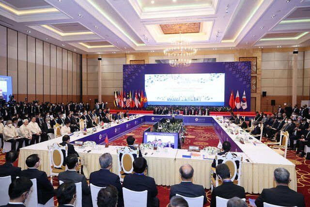 Tại Hội nghị Cấp cao ASEAN+3 lần thứ 25, các Lãnh đạo đánh giá cao tầm quan trọng của hợp tác ASEAN+3 nhân kỷ niệm 25 năm thành lập trong năm 2022, đóng góp tích cực cho hòa bình, ổn định, hợp tác và phát triển tại Đông Á.
Hoan nghênh kết quả triển khai đáng khích lệ của Kế hoạch Hợp tác ASEAN+3 giai đoạn 2018-2022, với gần 600 dự án trên tất cả các lĩnh vực, các Lãnh đạo ASEAN+3 nhấn mạnh cần phối hợp triển khai hiệu quả Kế hoạch giai đoạn mới 2023-2027. Năm 2021, kim ngạch thương mại giữa ASEAN với 3 Đối tác gồm Trung Quốc, Nhật Bản và Hàn Quốc đạt 1.098 tỷ USD, tăng 25,1% so với cùng kỳ năm 2020. Tổng vốn đầu tư trực tiếp nước ngoài (FDI) từ các Đối tác +3 đạt 32,65 tỷ USD, chiếm 25,4% lượng FDI vào ASEAN.
Nhấn mạnh tiếp tục phối hợp kiểm soát hiệu quả đại dịch, ASEAN cùng các Đối tác +3 nhất trí thời gian tới cần tập trung thúc đẩy mở cửa thị trường, sớm nối lại hoàn toàn giao thương, thúc đẩy tự do hoá thương mại, tạo thuận lợi cho hợp tác kinh tế-thương mại tiếp tục phát triển mạnh mẽ hơn thời gian tới, đồng thời mở rộng hợp tác trên các lĩnh vực hướng tới phát triển bền vững và tăng trưởng xanh.  Ảnh - VGP