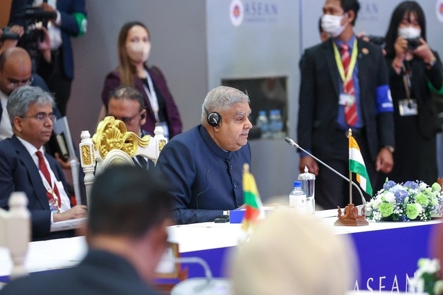 Tại Hội nghị Cấp cao ASEAN-Ấn Độ lần thứ 19 nhân dịp kỷ niệm 30 năm quan hệ hai bên (1992-2022), các Lãnh đạo nhấn mạnh mối liên kết truyền thống hàng thế kỷ giữa Ấn Độ và Đông Nam Á, tạo nền tảng cho quan hệ ASEAN-Ấn Độ đạt nhiều tiến triển qua 3 thập kỷ. Nhân dịp này, các Lãnh đạo ASEAN và Ấn Độ chính thức thông qua Tuyên bố thiết lập quan hệ Đối tác chiến lược toàn diện, tạo động lực quan trọng cho hợp tác hai bên ngày càng mở rộng và phát triển năng động.
Phó Tổng thống Ấn Độ Jagdeep Dhankhar nhấn mạnh, ASEAN là trụ cột quan trọng trong chính sách Hành động Hướng Đông và là trọng tâm Sáng kiến Ấn Độ Dương-Thái Bình Dương (IPOI) của Ấn Độ. Ấn Độ ủng hộ ASEAN đóng vai trò trung tâm trong cấu trúc khu vực và coi trọng mối quan hệ láng giềng gần gũi với ASEAN. Ảnh - VGP