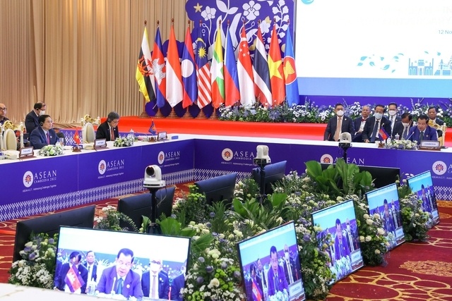 Để phát huy tiềm năng quan hệ đối tác thương mại-kinh tế, hai bên nhất trí đảm bảo tính liên tục của dòng chảy thương mại và đầu tư, củng cố kết nối và tự cường chuỗi cung ứng, tạo thuận lợi thương mại và hàng hóa, thực hiện hiệu quả Khu vực Thương mại Tự do ASEAN-Ấn Độ (AIFTA).
Hướng tới tương lai, ASEAN và Ấn Độ nhất trí tập trung ưu tiên thúc đẩy phục hồi, hỗ trợ nhau nâng cao năng lực y tế, đẩy mạnh tăng cường hợp tác biển bền vững, trong đó tận dụng hiệu quả khoản tín dụng 1 tỷ USD mà Chính phủ Ấn Độ cam kết dành cho hợp tác biển với ASEAN, chống khủng bố, tội phạm xuyên quốc gia; thúc đẩy kết nối, ứng dụng khoa học công nghệ, chuyển đổi số, đồng thời mở rộng hợp tác chuyển đổi năng lượng, ứng phó biến đổi khí hậu, phát triển xanh và bền vững. Ảnh - VGP