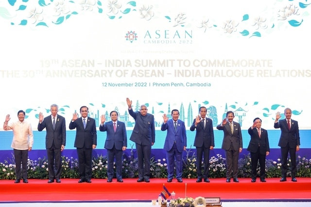 Phát biểu tại Hội nghị, Thủ tướng Chính phủ Phạm Minh Chính đề nghị ASEAN và Ấn Độ cần tận dụng hiệu quả vị trí địa chiến lược quan trọng nằm bên bờ Ấn Độ Dương và Thái Bình Dương, dành ưu tiên cao cho hợp tác biển bền vững; phối hợp khai thác dư địa hợp tác thương mại, đầu tư, kết nối còn rộng mở, đa dạng hoá chuỗi cung ứng và sản xuất, trong đó đề nghị Ấn Độ tiếp tục mở cửa hơn nữa thị trường cho hàng nông sản của Việt Nam và các nước ASEAN; mở rộng hợp tác ứng dụng công nghệ, đào tạo nguồn nhân lực, chuyển đổi số, chuyển đổi xanh, kinh tế tuần hoàn; tăng cường hợp tác phát triển tiểu vùng Mekong, trong đó có thông qua khuôn khổ hợp tác Mekong-Sông Hằng; đồng thời tiếp tục phối hợp chặt chẽ, hỗ trợ lẫn nhau nâng cao năng lực tự cường về y tế, phát triển ngành công nghiệp dược, trao đổi thông tin, chia sẻ kinh nghiệm nhằm nâng cao chất lượng chăm sóc sức khoẻ người dân. Ảnh - VGP