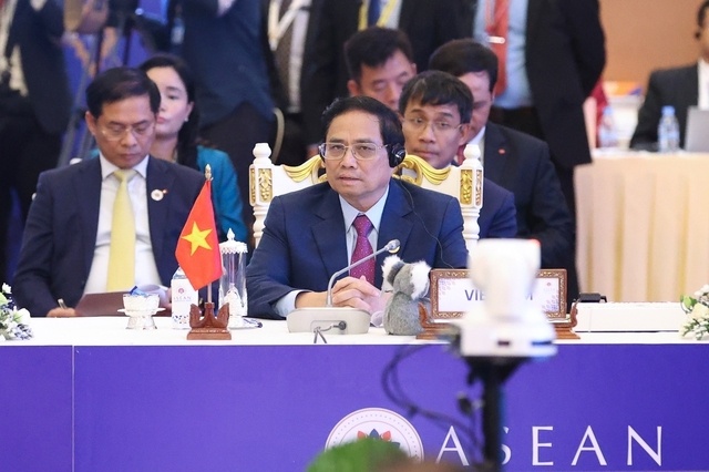 Phát biểu tại Hội nghị, Thủ tướng Chính phủ Phạm Minh ủng hộ đề xuất của Australia tổ chức Hội nghị Cấp cao kỷ niệm 50 năm quan hệ ASEAN- Australia năm 2024 tại Australia và tin tưởng rằng đây là dịp tốt để hai bên cùng nhìn lại những tiến triển trong quan hệ đối thoại và hợp tác qua 5 thập kỷ và định ra các bước đi phát triển tiếp theo.
Để quan hệ ASEAN- Australia phát triển tương xứng tầm mức Đối tác chiến lược toàn diện, Thủ tướng nhấn mạnh thời gian tới, hai bên cần phối hợp chặt chẽ, sớm khôi phục hoàn toàn và đẩy mạnh trao đổi thương mại, đầu tư, trong đó cần thúc đẩy nhanh hơn nữa nâng cấp Hiệp định AANZFTA, và đề nghị Australia hỗ trợ kỹ thuật và mở cửa thị trường hơn nữa cho nông sản của ASEAN và đẩy nhanh các hoạt động kiểm dịch, thông qua tại cửa khẩu. Ảnh - VGP