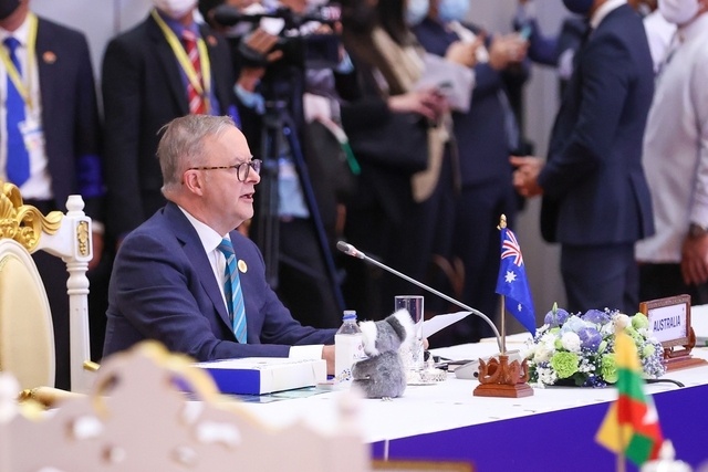 Cùng chiều, tại Hội nghị Cấp cao ASEAN-Australia lần thứ 2, Lãnh đạo các nước ASEAN và Thủ tướng Australia Anthony Albanese đề cao tầm quan trọng của mối quan hệ Đối tác chiến lược toàn diện hai bên vừa thiết lập cuối năm 2021 và nhất trí đánh giá cao những tiến triển tích cực thời gian qua.
Về định hướng phát triển quan hệ hai bên thời gian tới, các Lãnh đạo ASEAN và Australia nhất trí cần tập trung ưu tiên các nỗ lực phục hồi toàn diện, phát triển xanh và bền vững, đồng thời tiếp tục phối hợp ứng phó hiệu quả và đẩy lùi dịch bệnh. Theo đó, tiếp tục thúc đẩy trao đổi thương mại, đầu tư, hỗ trợ tiếp cận thị trường, đóng góp đẩy mạnh liên kết kinh tế, tự do hoá thương mại khu vực, trong đó thông qua triển khai hiệu quả Hiệp định Thương mại tự do ASEAN - Australia - New Zealand (AANZFTA) và Hiệp định Đối tác Kinh tế Toàn diện Khu vực (RCEP); tăng cường hợp tác giáo dục, đào tạo, dạy nghề, phát triển nguồn nhân lực; hỗ trợ chuyển đổi số, quản lý thiên tai, chuyển đổi năng lượng, ứng phó biến đổi khí hậu. Ảnh - VGP