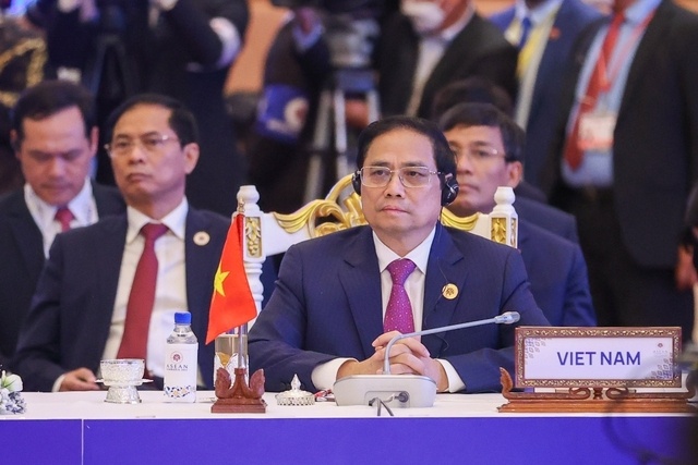 Sáng 12/11, tại Phnom Penh, Campuchia, tiếp tục chương trình làm việc trong khuôn khổ Hội nghị Cấp cao ASEAN lần thứ 40, 41 và các Hội nghị Cấp cao liên quan, Lãnh đạo các nước ASEAN và đối tác đã tham dự Hội nghị Cấp cao ASEAN+3 (với Trung Quốc, Hàn Quốc, Nhật Bản) và các Hội nghị Cấp cao ASEAN với Ấn Độ và với Australia. Thủ tướng Chính phủ Phạm Minh Chính dẫn đầu đoàn đại biểu cấp cao Việt Nam tham dự các Hội nghị. Ảnh - VGP