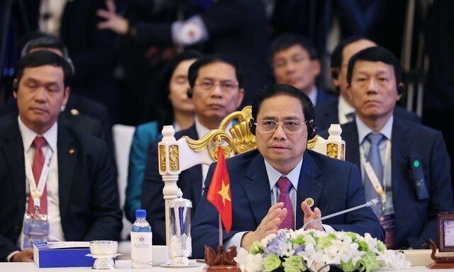 Phát biểu tại Hội nghị, Thủ tướng Chính phủ Phạm Minh Chính khẳng định kể từ năm 1997, ASEAN+3 từng bước trở thành một động lực trong hợp tác của ASEAN với các Đối tác, hướng tới một Đông Á hòa bình, ổn định, phát triển bền vững và thịnh vượng. Trong bối cảnh hiện nay, ASEAN+3 cần đi đầu, kiên định với chủ nghĩa đa phương, tự do hoá thương mại, mở cửa cho tất cả mọi cơ hội, kết nối ở mọi khía cạnh và cân bằng về mọi lĩnh vực. Thủ tướng đánh giá cao sự hợp tác chống dịch hiệu quả của ASEAN+3 trong hơn 2 năm qua, nhất là sự hỗ trợ vaccine và các trang thiết bị y tế của Trung Quốc, Nhật Bản, Hàn Quốc đối với các nước ASEAN.
Định hướng hợp tác ASEAN+3 thời gian tới, Thủ tướng đồng ý khởi động kế hoạch công tác 2023-2027 theo 3 trụ cột một cách thiết thực, hiệu quả; nhấn mạnh nối lại giao thương an toàn, mở lại nền kinh tế phải là ưu tiên hàng đầu. Hợp tác ASEAN+3 cần thúc đẩy nỗ lực ứng phó biến đổi khí hậu và phát triển bền vững, thông qua tăng cường trao đổi thông tin, chia sẻ kinh nghiệm, phối hợp chính sách, đặc biệt là trong chuyển giao công nghệ, chuyển đổi số, phát triển kinh tế xanh; theo đó nhất trí thành lập cơ chế hợp tác tăng trưởng xanh giữa ASEAN+3. Ảnh - VGP