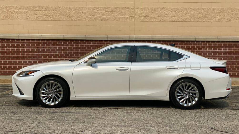 10. Lexus ES 2022