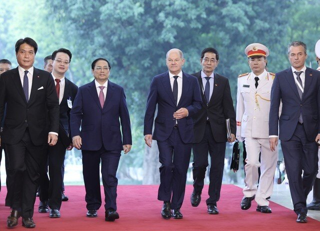 Chiều 13/11, tại Phủ Chủ tịch, Thủ tướng Phạm Minh Chính chủ trì lễ đón Thủ tướng Cộng hòa Liên bang Đức Olaf Scholz thăm chính thức Việt Nam từ ngày 13 đến ngày 14/11. 
Lễ đón được tổ chức trọng thể theo nghi thức dành cho người đứng đầu Chính phủ thăm chính thức Việt Nam.
Theo chương trình, hai Thủ tướng cũng sẽ tham dự hội nghị bàn tròn với các doanh nghiệp Việt Nam và Đức.
Lễ đón chính thức diễn ra chỉ vài giờ sau khi Thủ tướng Phạm Minh Chính về tới Hà Nội sau chuyến thăm và dự nhiều Hội nghị cấp cao kéo dài 6 ngày tại Campuchia.