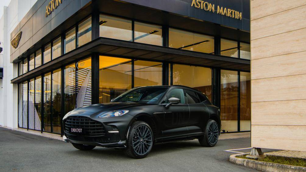 Xe được đưa về thông qua đại lý chính hãng. Mức giá khởi điểm của mẫu xe này tại thị trường Việt Nam là 21,8 tỉ đồng