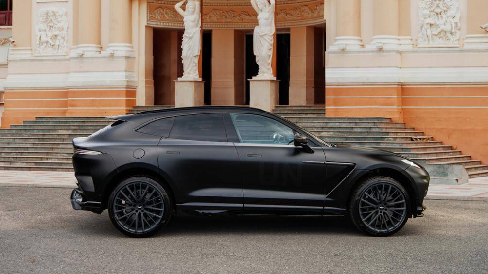 Xe được trang bị bộ bodykit độc quyền, cùng với các khe hút và thoát gió, đèn định vị ban ngày và đèn xi nhan phía trước thiết kế nằm ngang