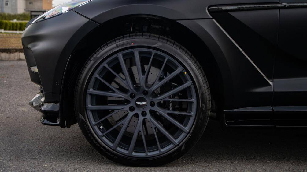 Hiệu năng phanh cũng được cải thiện đáng kể với phanh đĩa carbon gốm có đường kính 420mm phía trước và 390mm phía sau