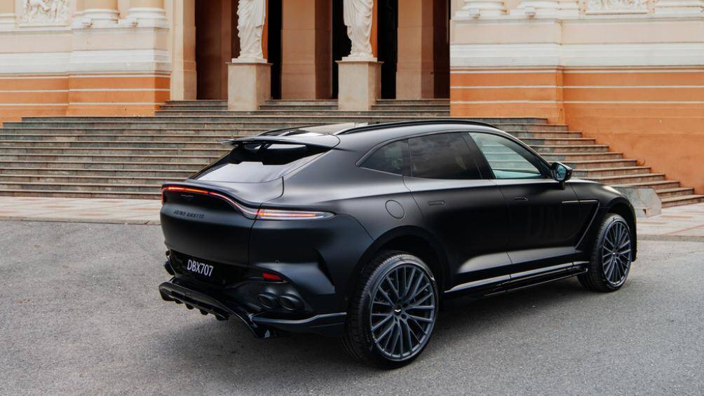 Cản sau có các khuếch tán gió đèn phanh kiểu xe đua F1, lốp Pirelli được phát triển đặc biệt cho DBX707