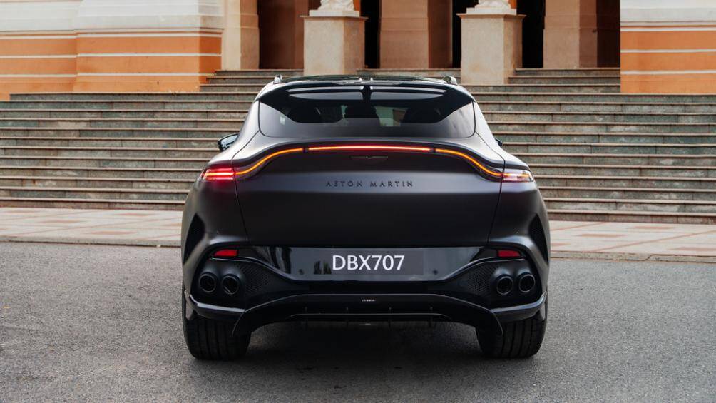 Xe được trang bị một loạt nâng cấp so với DBX V8 về khung gầm, hệ thống treo, hệ thống lái và hệ thống điện tử