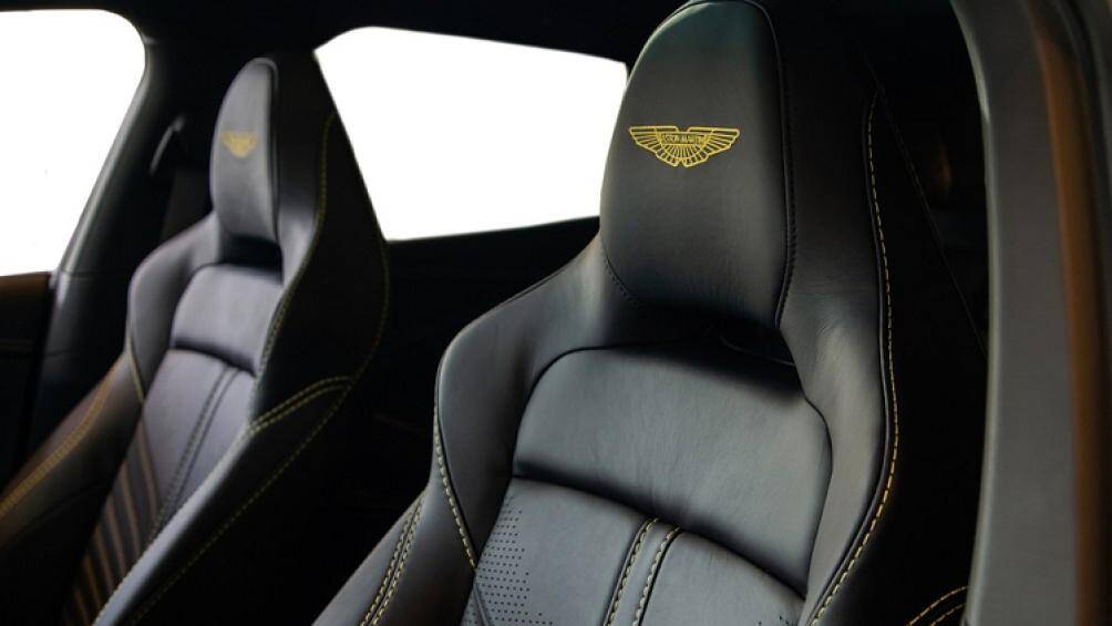 Nội thất không thay đổi nhiều về thiết kế. sự khác biệt chỉ nằm ở bảng điều khiển đặt ở vị trí thấp hơn, được hoàn thiện bằng carbon sợi bóng cao cấp