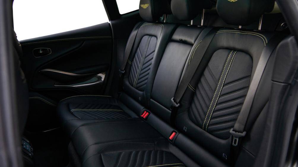 Xe của ông Đặng Lê Nguyên Vũ có màu sơn Q Satin Jet Black, mâm đa chấu 23inch và cùm phanh màu đen ở ngoại thất