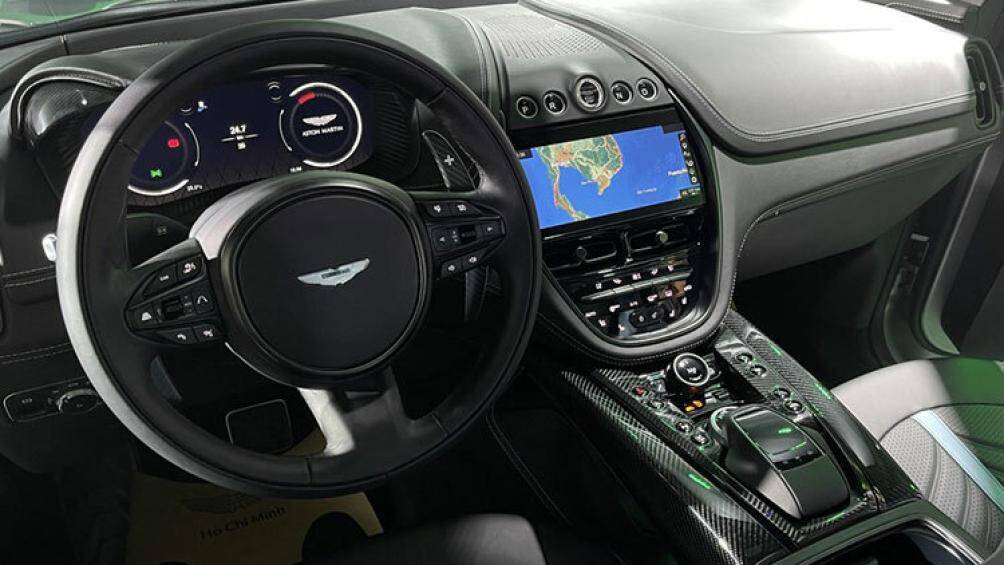 Các nút bấm ở khu vực thiết kế hình tròn, ghế thể thao có chế độ chỉnh điện 16 hướng, cùng với hệ thống sưởi ở cả trước và sau