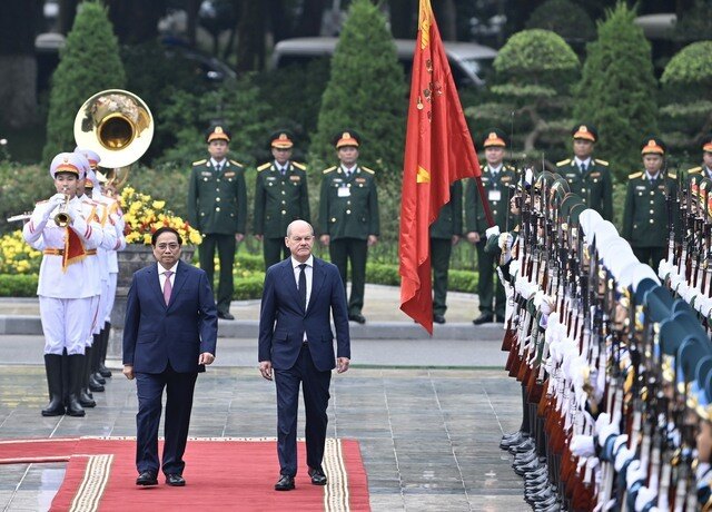 Trong ảnh, hai Thủ tướng duyệt đội danh dự Quân đội nhân dân Việt Nam.
Việt Nam và CHLB Đức thiết lập quan hệ ngoại giao ngày 23/9/1975. Từ đó đến nay, quan hệ hữu nghị và hợp tác giữa hai nước phát triển tích cực, ngày càng sâu rộng, hiệu quả và toàn diện. Từ nhiều năm nay, Đức là một trong những đối tác quan trọng nhất của Việt Nam ở châu Âu. Sự tin cậy và hiểu biết lẫn nhau giữa hai nước ngày càng được tăng cường thông qua duy trì trao đổi đoàn cấp cao và các cơ chế hợp tác.