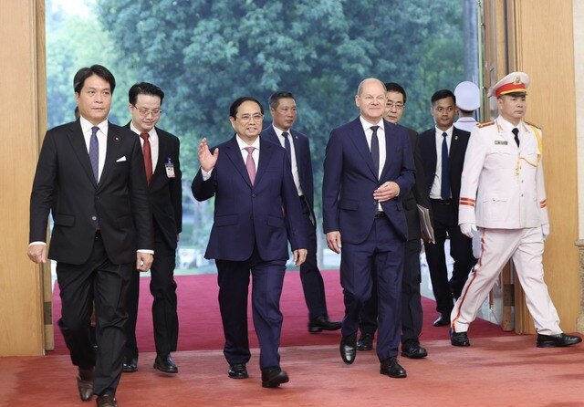 Sau khi dịch bệnh Covid-19  bùng phát, tháng 4/2020, Chính phủ Việt Nam đã trao tặng Chính phủ Đức 100.000 khẩu trang kháng khuẩn. Tiếp đó, nhiều cơ quan, tổ chức Việt Nam cũng đã trao tặng khẩu trang và trang thiết bị y tế cho các đối tác Đức.
Ở chiều ngược lại, trong năm 2021, Chính phủ Đức đã viện trợ cho Việt Nam hơn 10 triệu liều vaccine phòng Covid qua cơ chế song phương và COVAX cùng với 75 máy thở. Nhiều địa phương của Đức đã trao tặng hàng trăm ngàn kít xét nghiệm và trang thiết bị y tế cho Việt Nam. Cộng đồng Việt Nam ở Đức hiện có gần 200.000 người, sinh sống rộng khắp trên toàn lãnh thổ Đức. Nhìn chung, kiều bào ở Đức có cuộc sống tương đối ổn định. Thế hệ người Việt thứ hai ở Đức hội nhập khá thành công, được chính quyền sở tại đánh giá cao so với các cộng đồng nhập cư ở Đức.