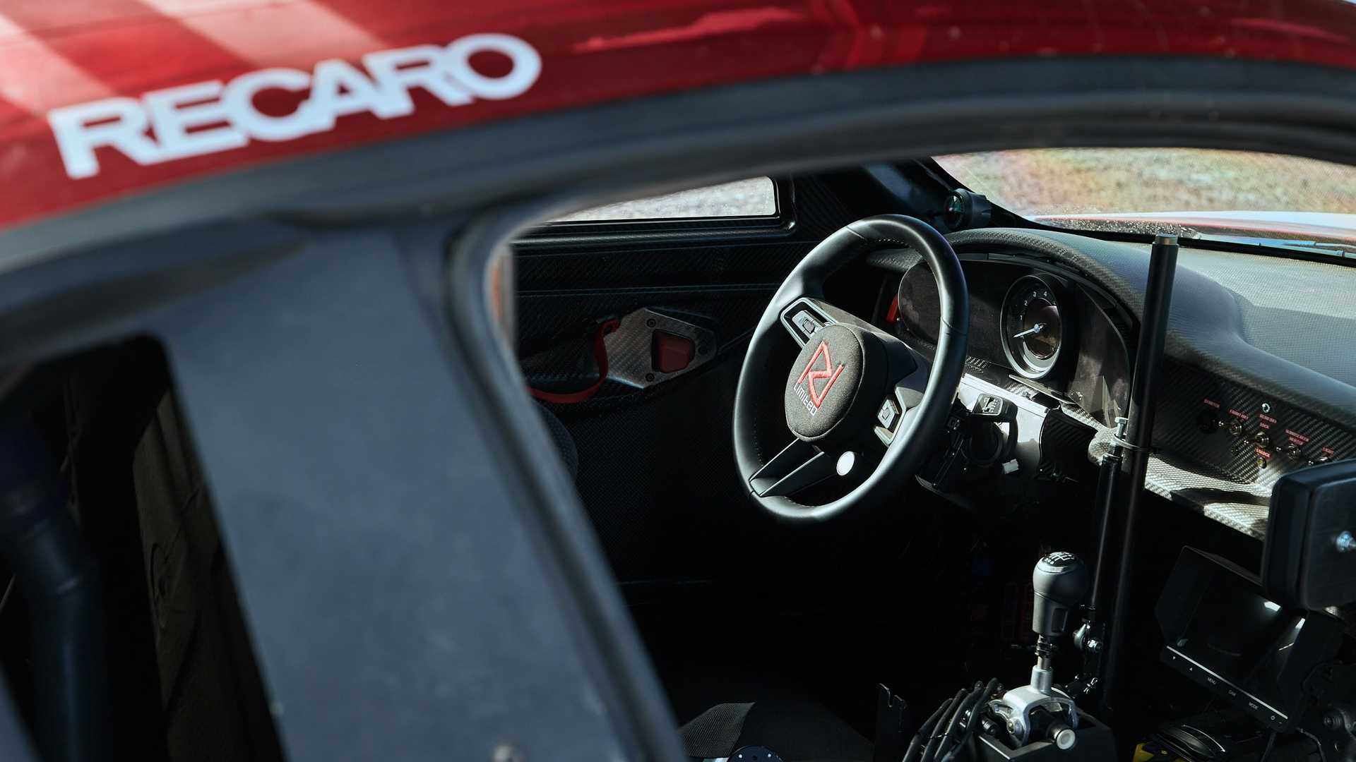 Bên trong nội thất, nhóm nghiên cứu đã bổ sung một lồng cuộn, ghế ngồi bằng sợi carbon và dây đai an toàn