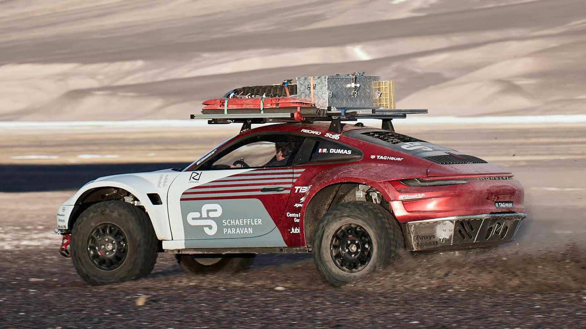 Porsche đã thử nghiệm một cặp 911 ở địa hình trên sườn núi Ojos del Salado ở Chile, ngọn núi lửa cao nhất trên trái đất