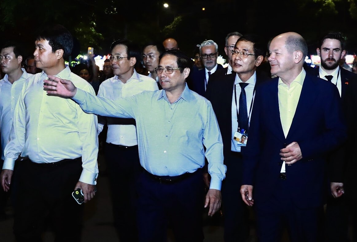 Thủ tướng Phạm Minh Chính giới thiệu với Thủ tướng Đức Olaf Scholz về lịch sử đền Ngọc Sơn cũng như về Hồ Gươm. Ảnh: VGP/Nhật Bắc