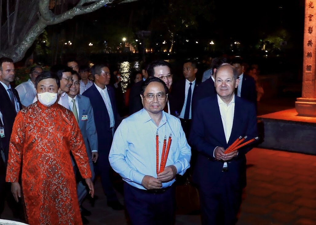 Hai Thủ tướng dâng hương tại đền Ngọc Sơn. Đây là chuyến thăm Việt Nam đầu tiên của một Thủ tướng Đức sau 11 năm, kể từ chuyến công du của bà Angela Merkel hồi tháng 10/2011. Ảnh - VGP/Nhật Bắc