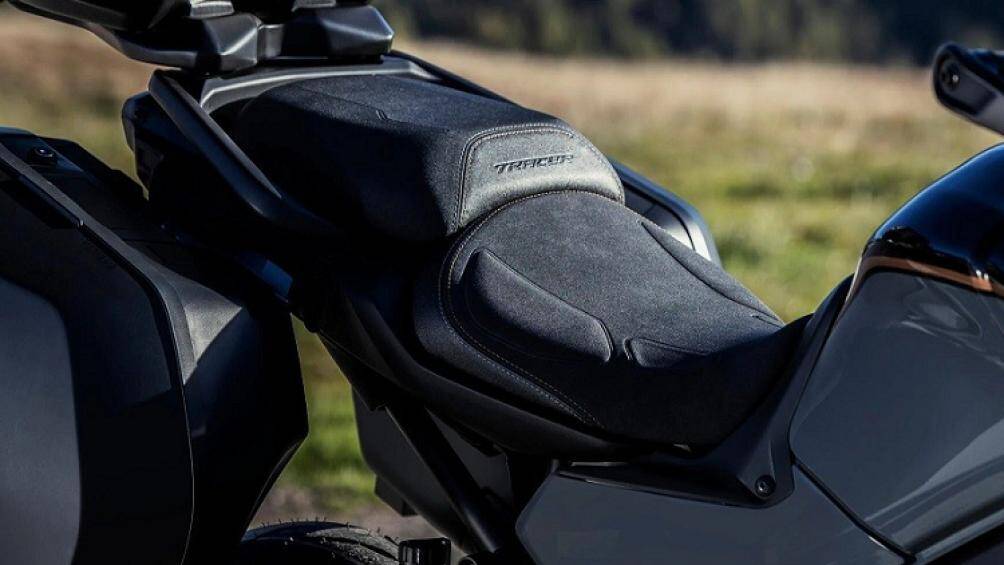 Xe có 2 màu sơn là đen Icon Performance và xám Power Grey. Yamaha Tracer 9 đang phân phối chính hãng tại Việt Nam có giá 369 triệu đồng