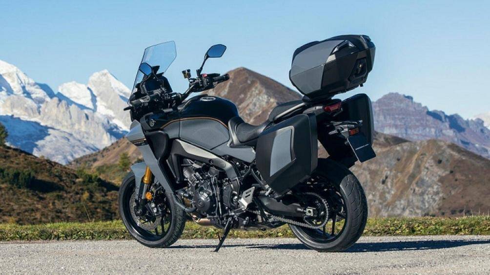 Trong khi đó, hệ thống định vị Garmin tràn màn hình là trang bị tùy chọn. Trên tay lái của xe có thêm cần điều khiển và nút bấm chuyển về màn hình chính