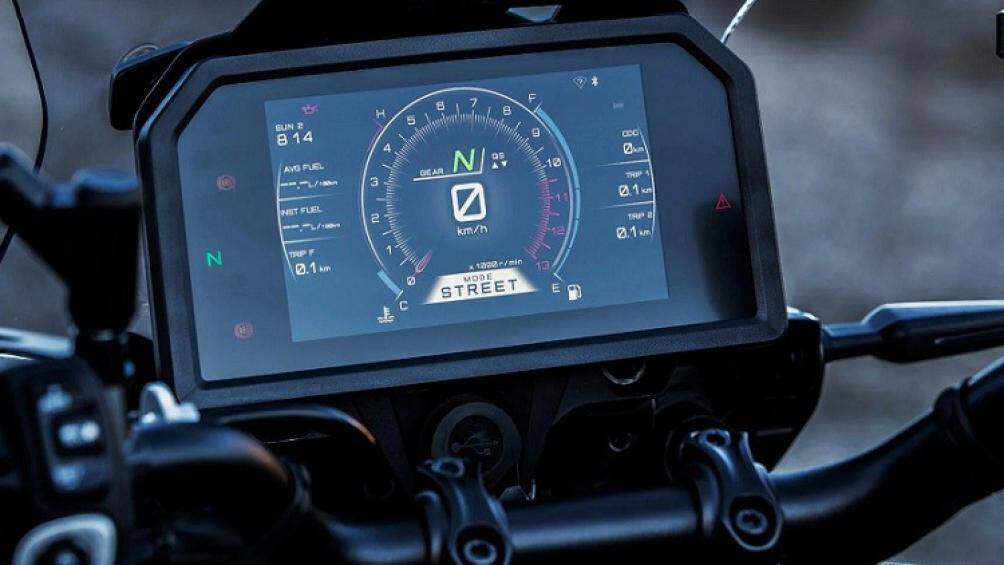 Thêm vào đó là hệ thống sang số nhanh hành trình ngược và bảng đồng hồ kỹ thuật số với màn hình màu LCD 7 inch có 3 giao diện, cho phép kết nối với điện thoại