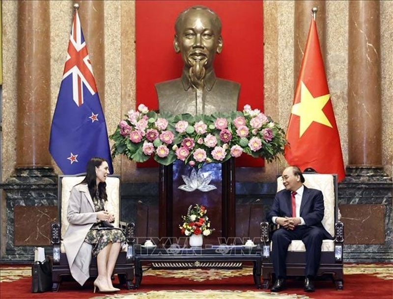 Cùng chiều, tại Phủ Chủ tịch, Chủ tịch nước Nguyễn Xuân Phúc đã tiếp Thủ tướng New Zealand Jacinda Ardern đến chào. Đánh giá cao về kết quả hội đàm tốt đẹp giữa Thủ tướng Chính phủ Phạm Minh Chính và Thủ tướng Jacinda Ardern, Chủ tịch nước Nguyễn Xuân Phúc đề nghị Thủ tướng Jacinda Ardern quan tâm thúc đẩy hợp tác giữa hai nước trong tình hình mới, phù hợp với nhu cầu, quan tâm của mỗi bên, nhất là trao đổi đoàn và triển khai các cơ chế song phương, đẩy mạnh triển khai Chương trình Hành động Đối tác Chiến lược giai đoạn 2021-2024, tăng cường hợp tác giáo dục-đào tạo, hợp tác địa phương và giao lưu nhân dân, sớm mở lại đường bay thẳng theo mùa, hỗ trợ nhau nâng cao chất lượng nông sản để xuất khẩu...
Thủ tướng Jacinda Ardern khẳng định sẽ phối hợp chặt chẽ với Chính phủ, các cơ quan liên quan của Việt Nam để đưa quan hệ Đối tác Chiến lược hai nước ngày càng đi vào chiều sâu, thực chất và hiệu quả. Thủ tướng New Zealand cam kết sẽ tiếp tục hỗ trợ Việt Nam cải thiện chất lượng một số loại hoa quả để tiếp cận thị trường quốc tế. Ảnh - TTXVN