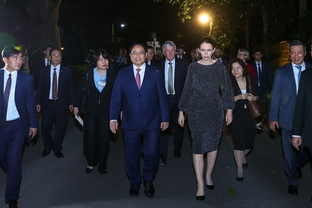 Tối 14/11, sau tiệc chiêu đãi chính thức, Thủ tướng Chính phủ Phạm Minh Chính và Thủ tướng New Zealand Jacinda Ardern đã cùng dạo bộ, thăm Nhà sàn Bác Hồ trong Khu Di tích Phủ Chủ tịch. Ảnh - VGP
