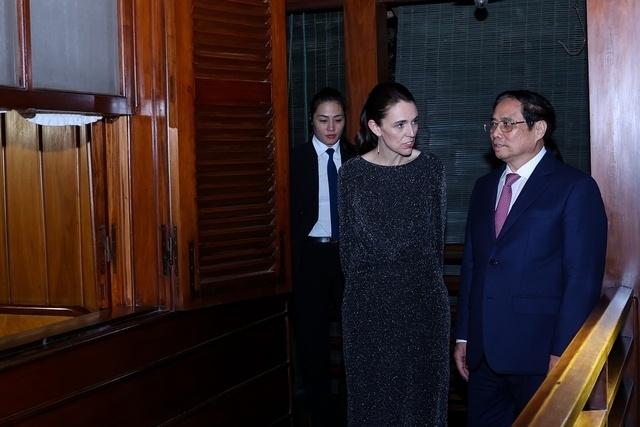 Thủ tướng Phạm Minh Chính và Thủ tướng New Zealand Jacinda Ardern cùng dạo bộ, thăm Nhà sàn Bác Hồ trong Khu Di tích Phủ Chủ tịch. Ảnh - VGP