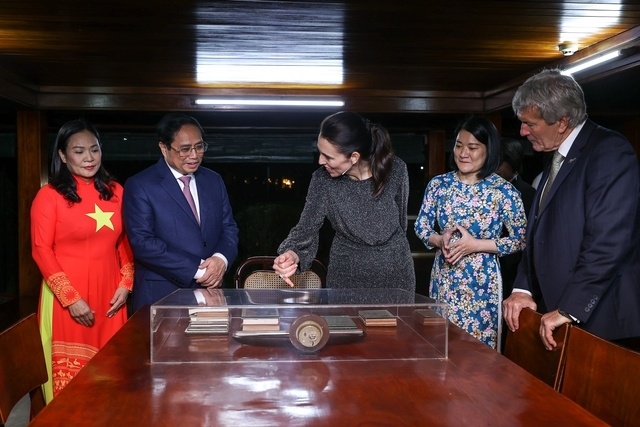 Thủ tướng Phạm Minh Chính đã giới thiệu với Thủ tướng New Zealand Jacinda Ardern về nhà sàn Bác Hồ, cùng cuộc đời và sự nghiệp của Chủ tịch Hồ Chí Minh, Anh hùng giải phóng dân tộc, danh nhân văn hóa thế giới. Thủ tướng hai nước xem những hiện vật và được nghe hướng dẫn viên kể chuyện về Bác. Ảnh - VGP