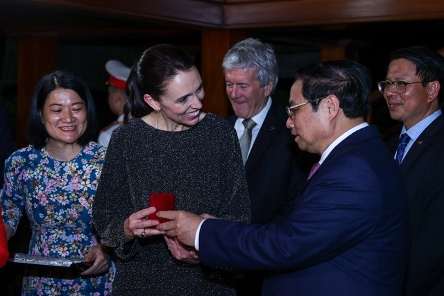 Thủ tướng Phạm Minh Chính tặng Thủ tướng New Zealand huy hiệu in hình Chủ tịch Hồ Chí Minh. Ảnh - VGP